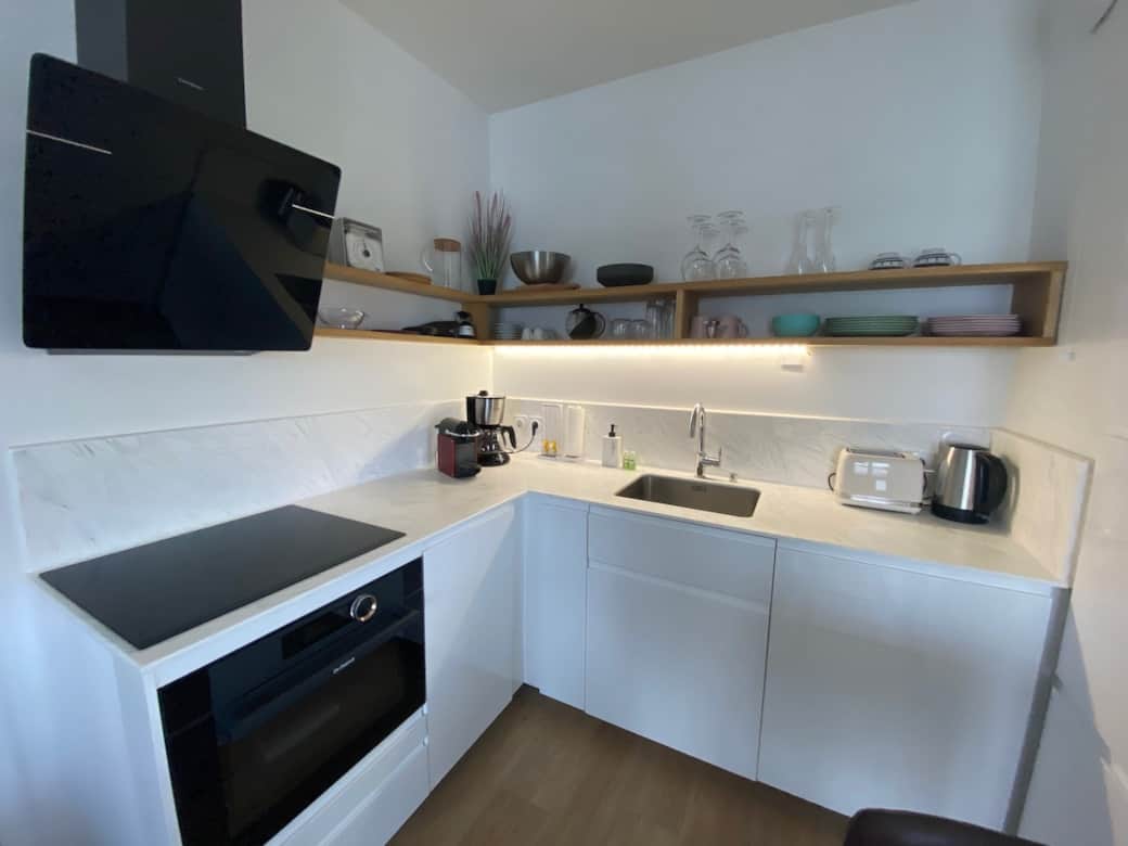 Cuisine toute équipée, avec lave vaisselle, four, micro-ondes, congélateur, frigo, induction, hotte…