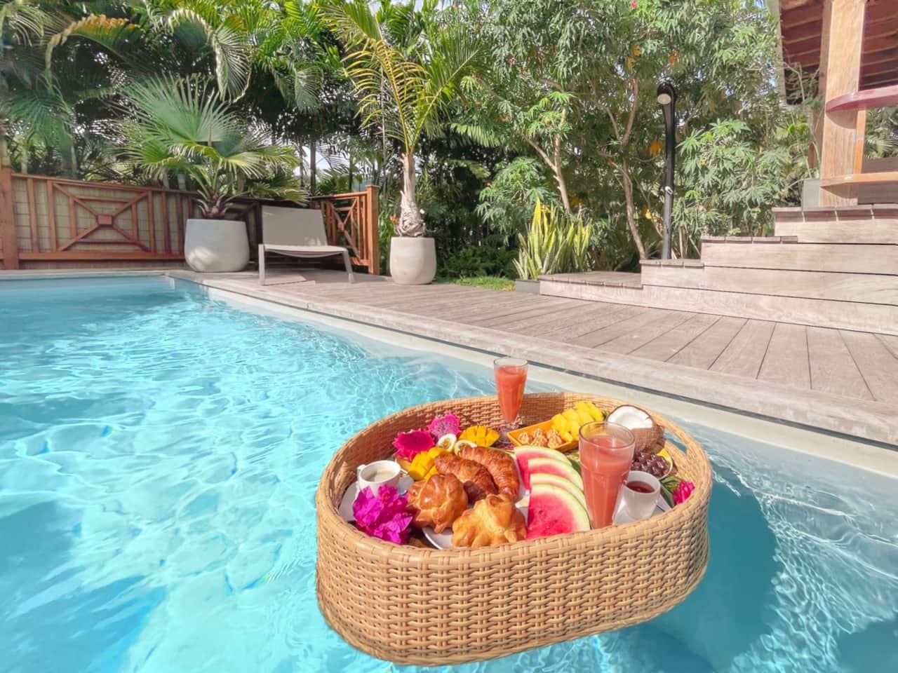Plateau flottant à disposition pour la piscine (le contenu n'est pas inclus).