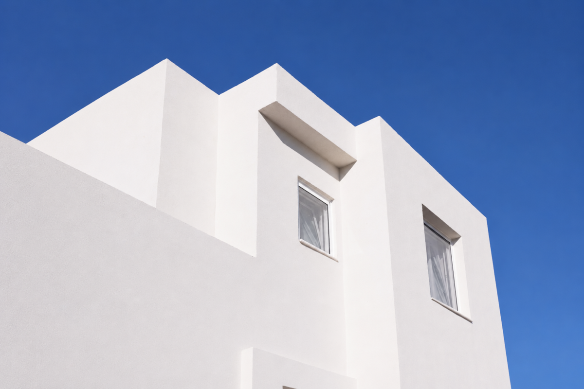 Witte gevel van Villa Pastida II tegen een blauwe lucht in Pastida, Rhodos