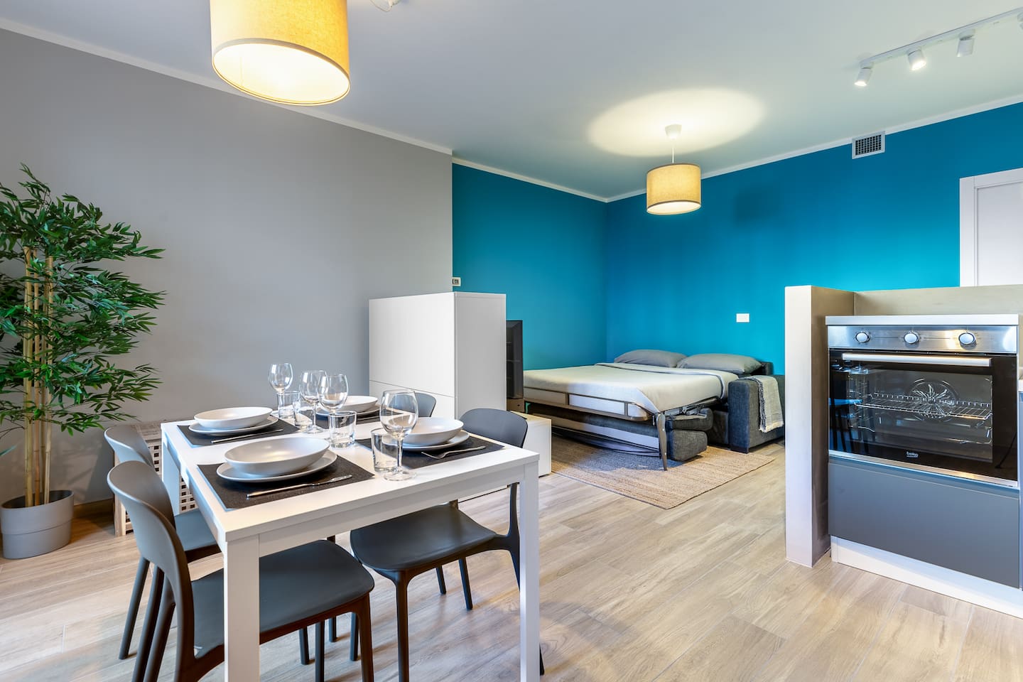 Zona pranzo/lavoro con divano-letto aperto