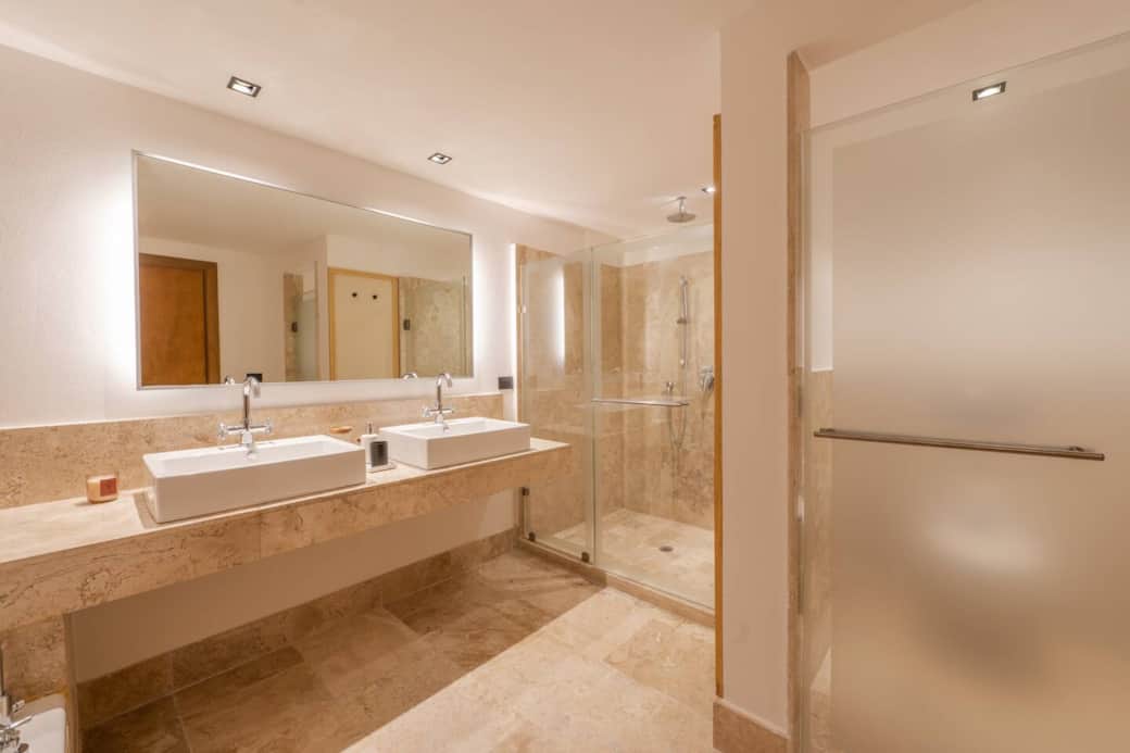 Amplio baño privado