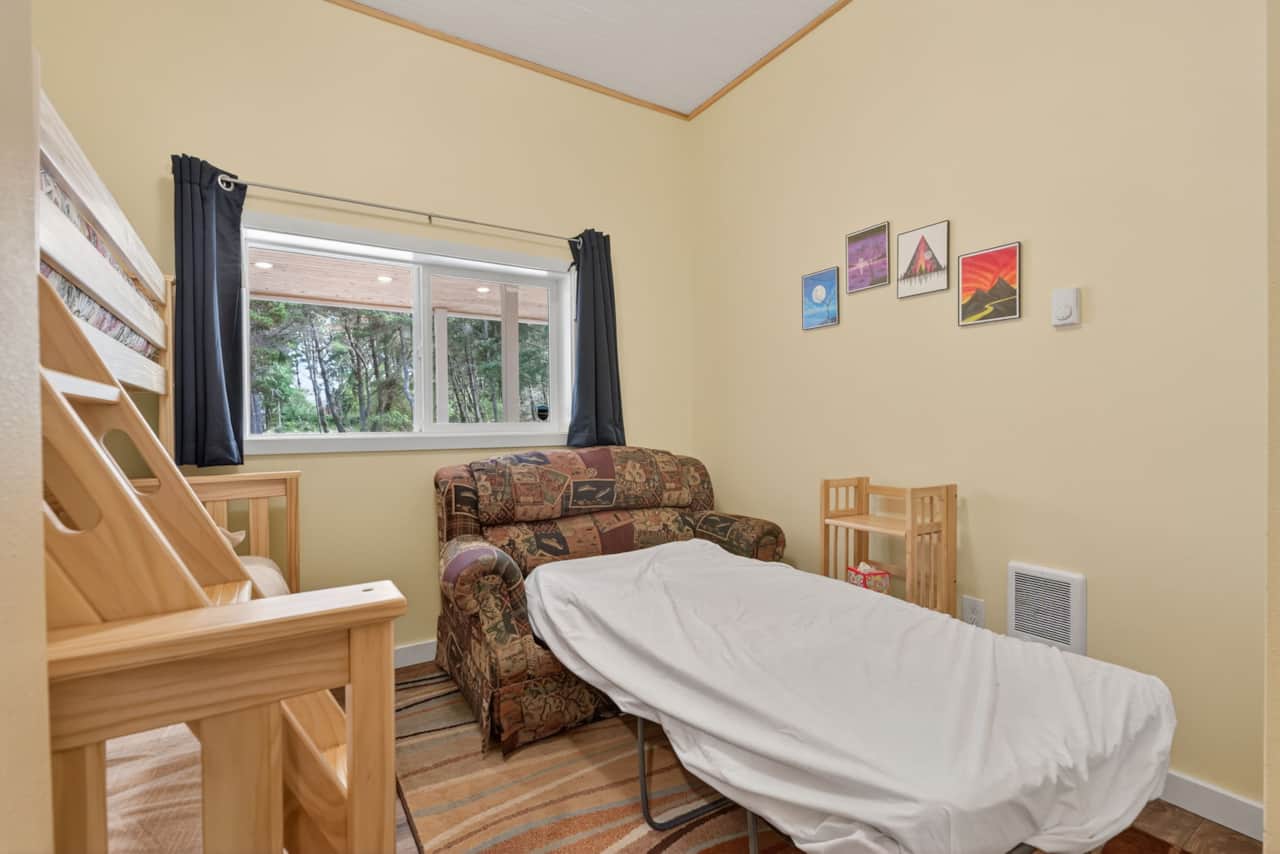 Lower bunk room sofa bed.jpg