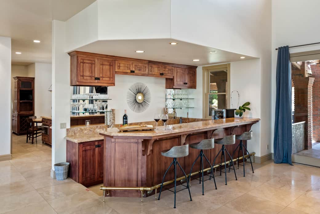Large Living Room Area- Bar