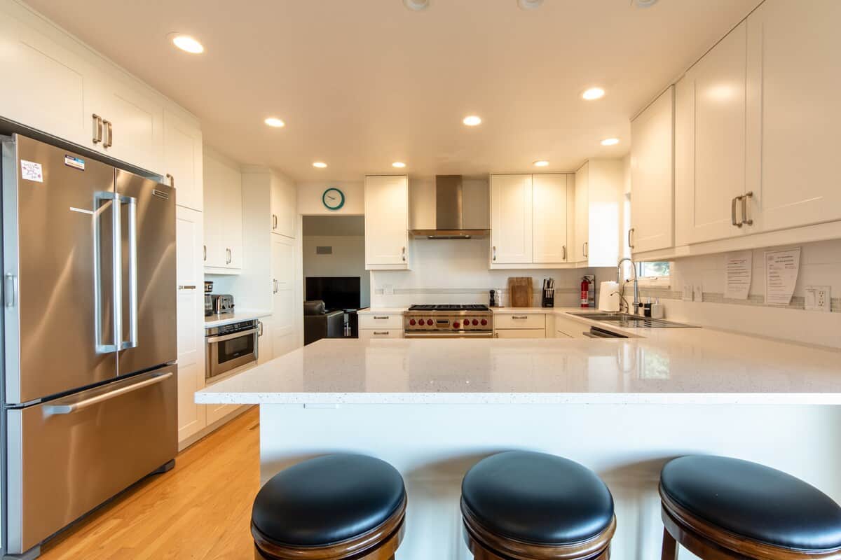 Kitchen Breakfast Bar with large countertops