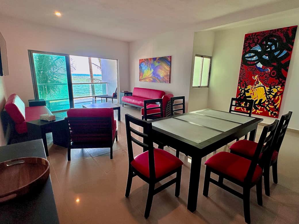 Espace de vie ouvert, salon, cuisine, salle à manger, vue mer et balcon Espace de vie ouvert, salon, cuisine, salle à manger, vue mer et balcon