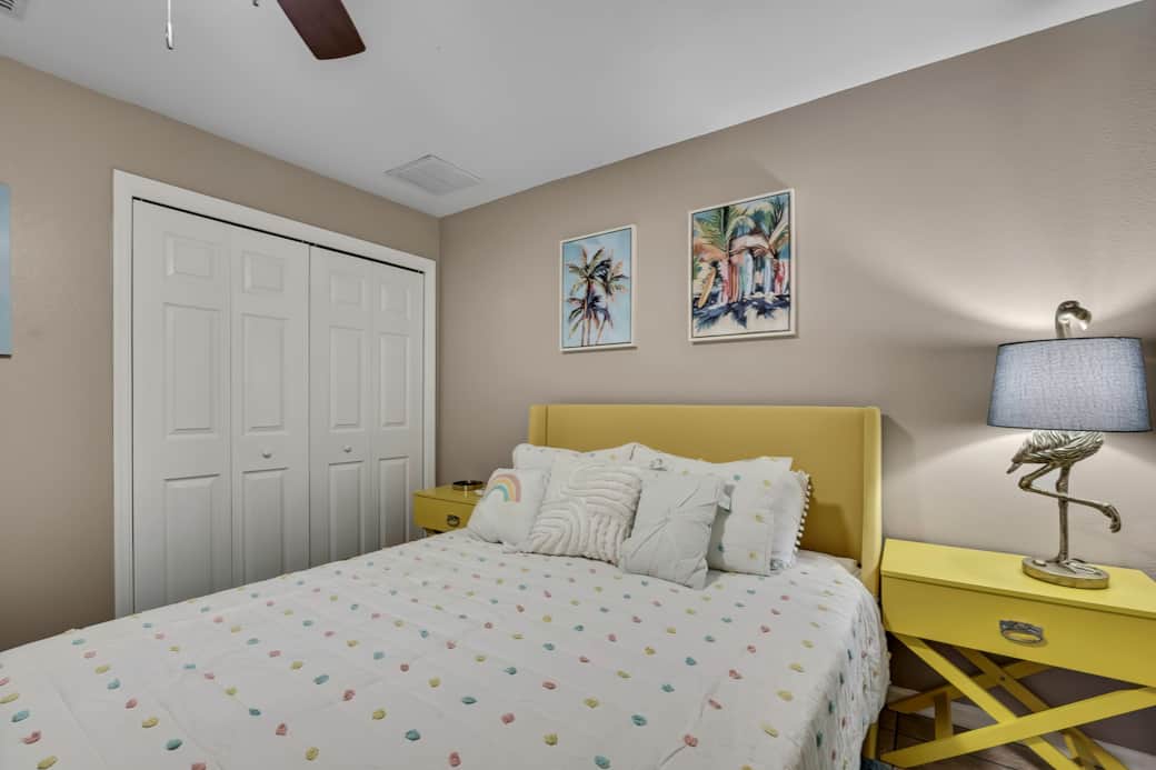 The Sunshine Room- Queen Bed