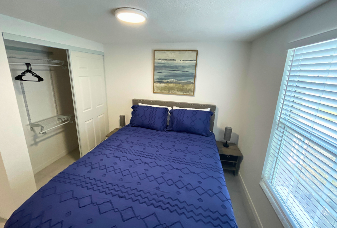 Charming queen bedroom with premium linens, comfy pillows & a spacious closet. Lakeland, FL