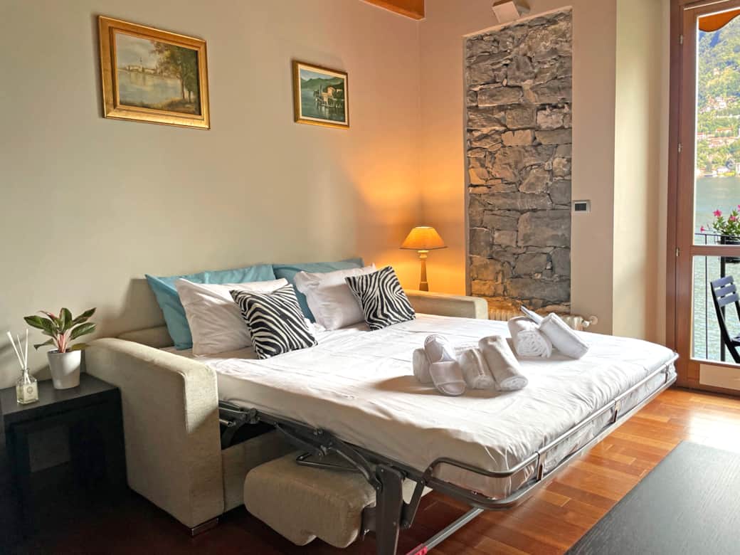 Livingroom with sofa bed and lake view