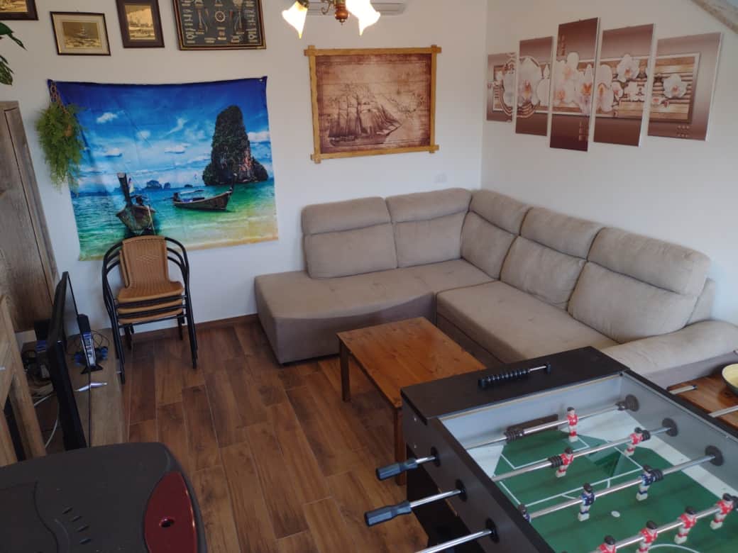 Soggiorno primo piano con PS4, SmartTV Sat, climatizzatore, calcio Balilla, divano letto