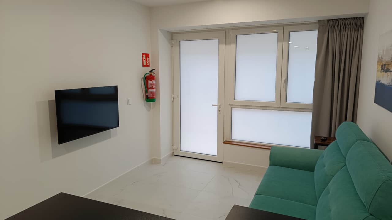 Zona de estar con sofá y televisión