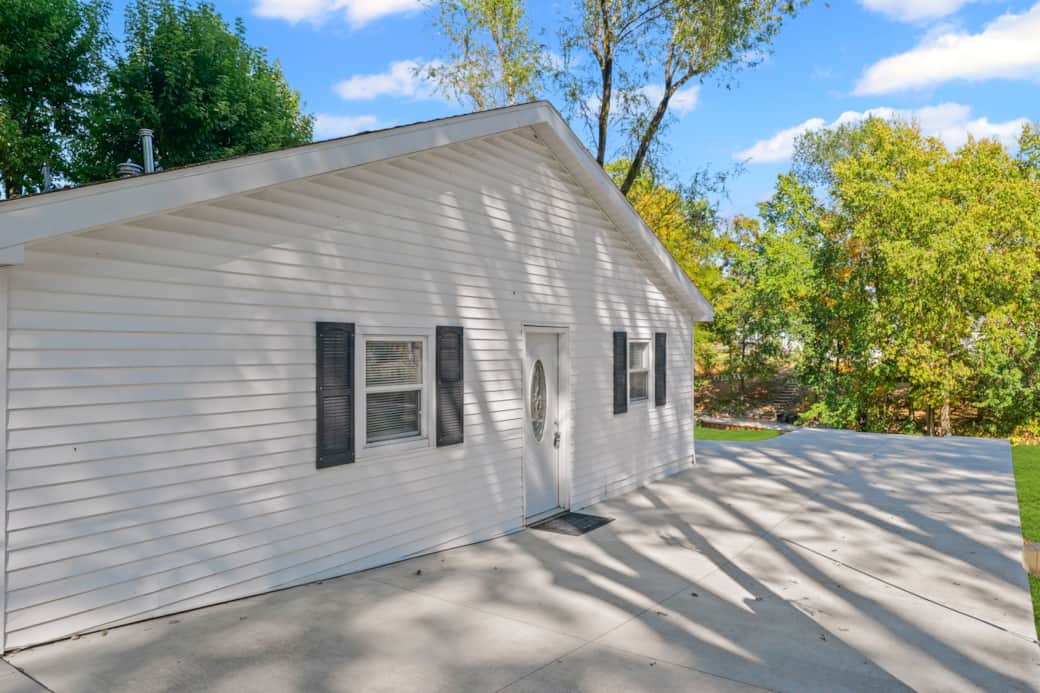 Entry side patio