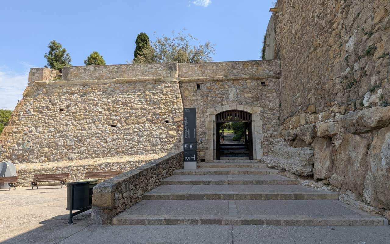 Portal del Roser and the ancient walls of Tarragona