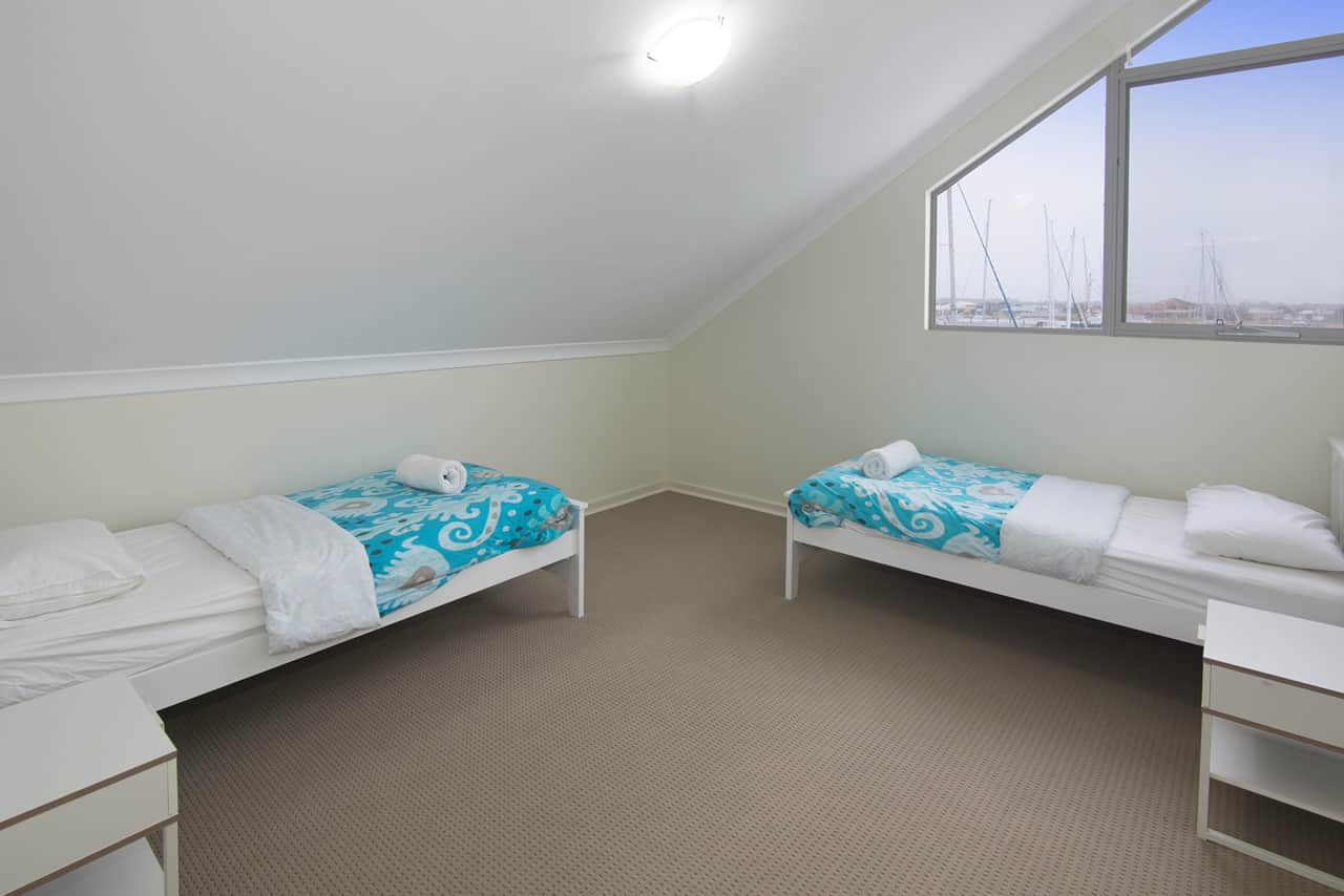Twin bedroom (upstairs)