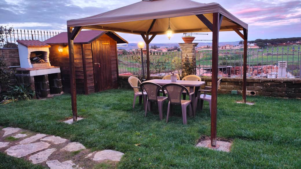GIARDINO ALL'IMBRUNIRE CON ILLUMINAZIONE CREPUSCOLARE