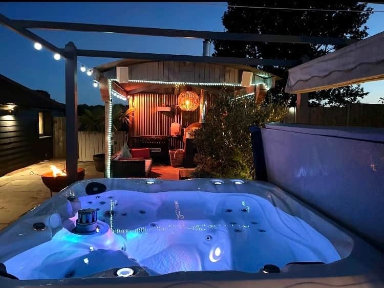 HOTTUB : Patio Area with Hottub by Night. Shows different lighting.