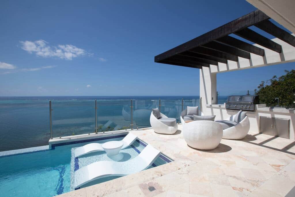 Outdoor entertainment area, built-in grill and tanning ledge in the pool