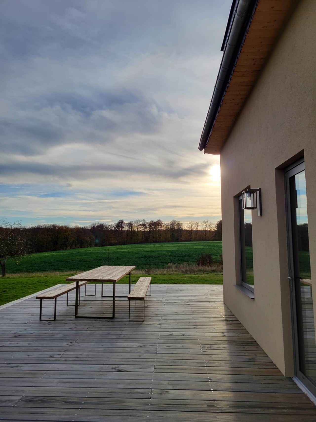 Salon de jardin pour 12 personnes et terrasse en bois - Maison Parenthèse