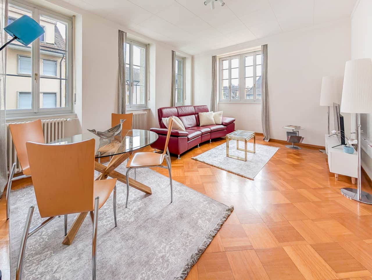 Living room with a comfortable sofa and a dining table for 4 people. 