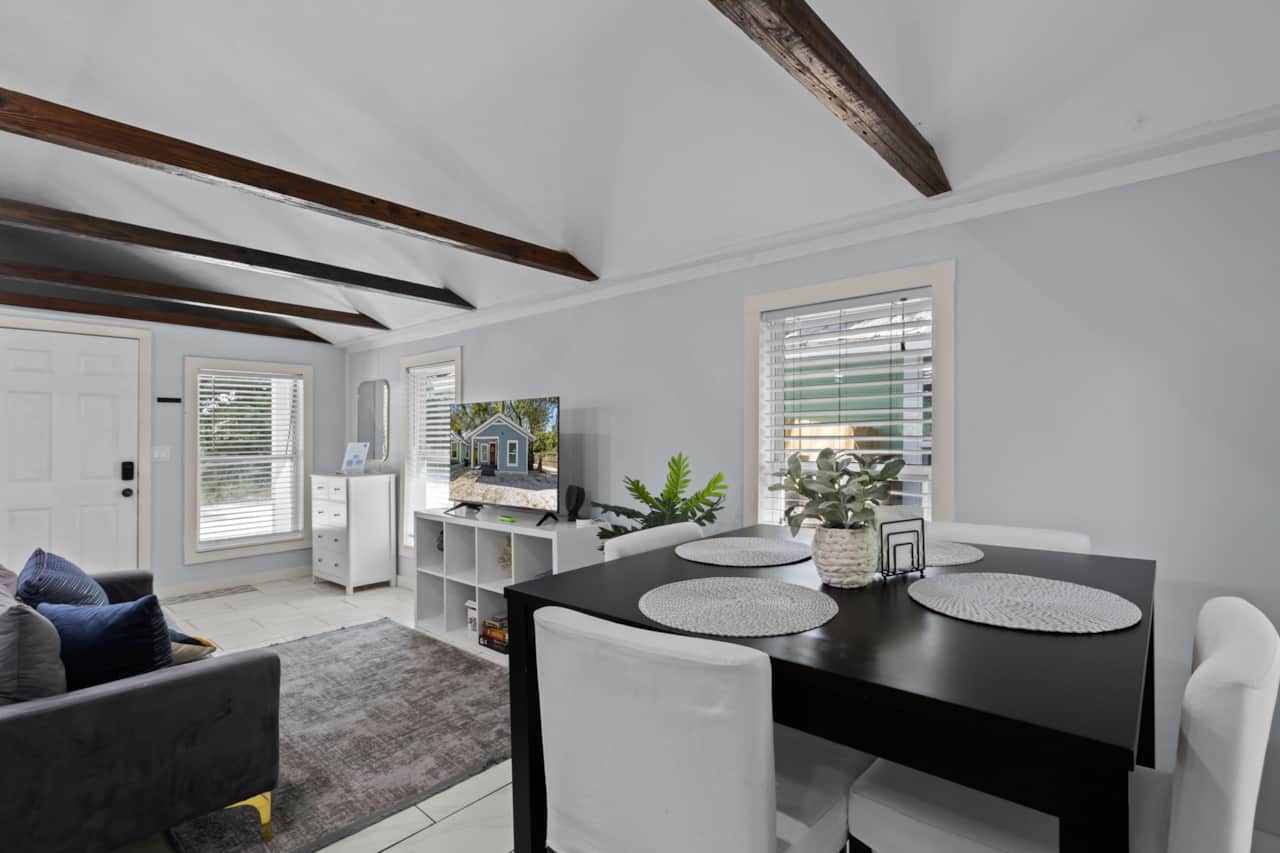 4. Dining area for 4 people