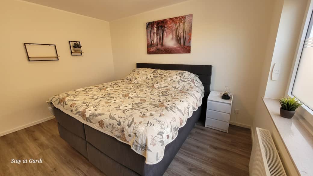 Schlafzimmer mit Kingsize-Boxspringbett Schlafzimmer mit Kingsize-Boxspringbett