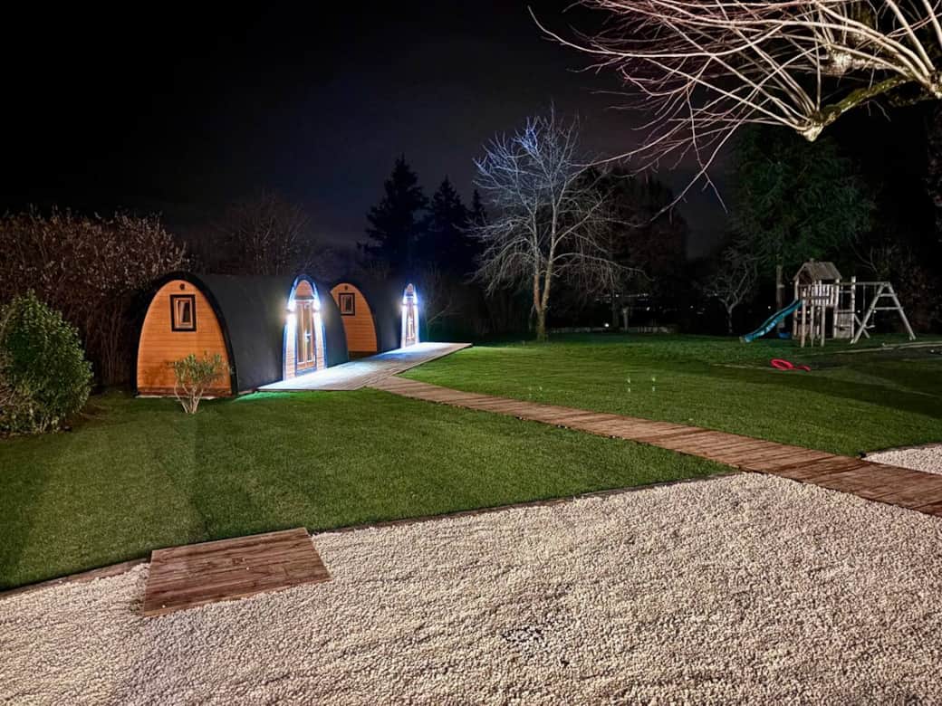 Vue de nuit sur les POD et jardin
