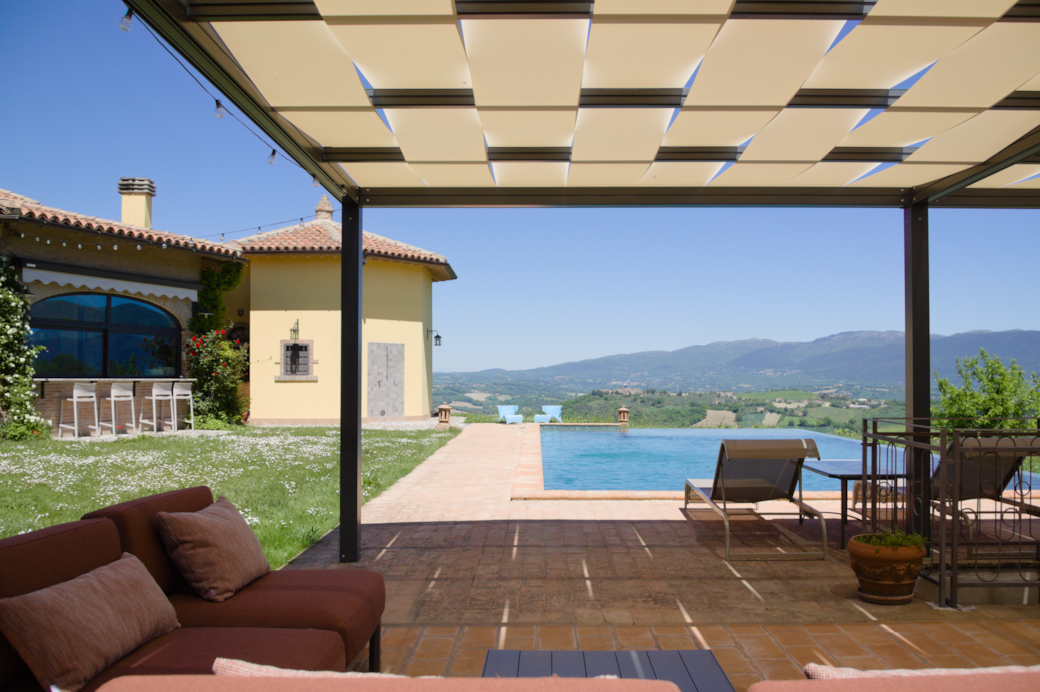 Pergola adiacente alla piscina