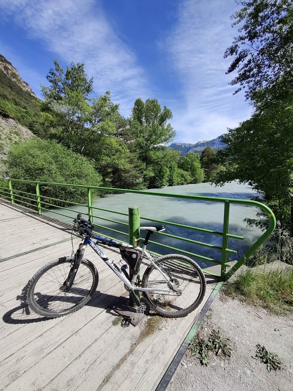 Cycliste sur une route de montagne dans l'Ubaye
