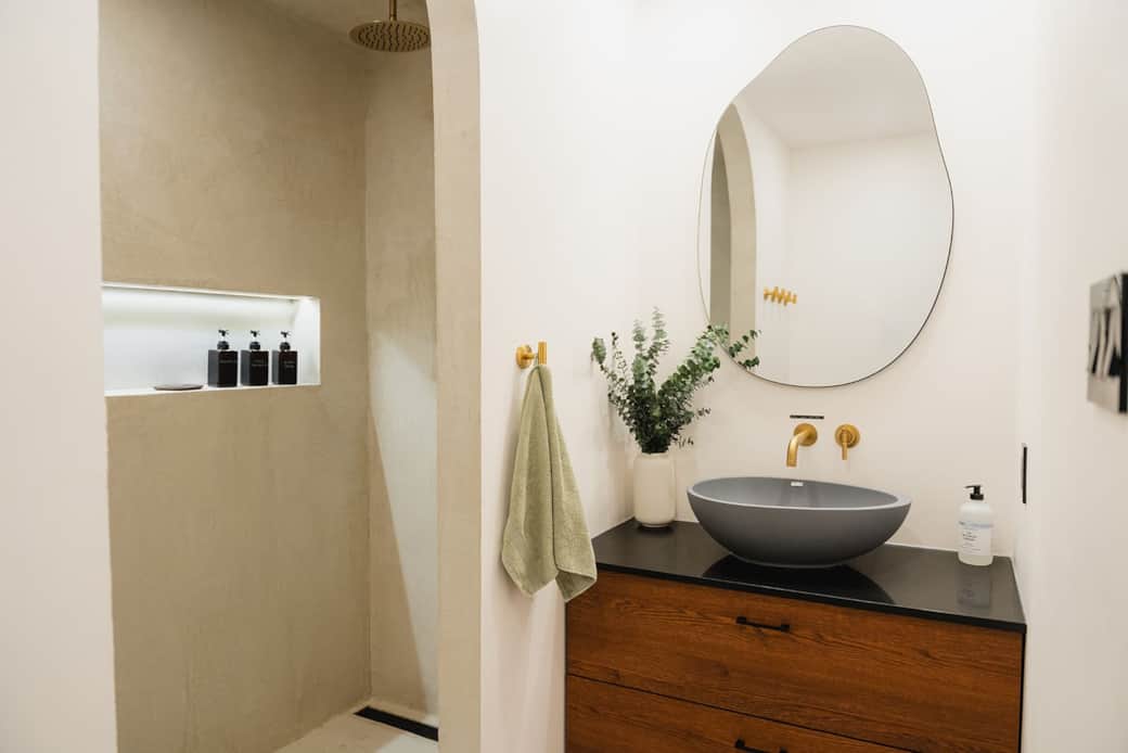Salle de bain haut de gamme avec douche à l'italienne