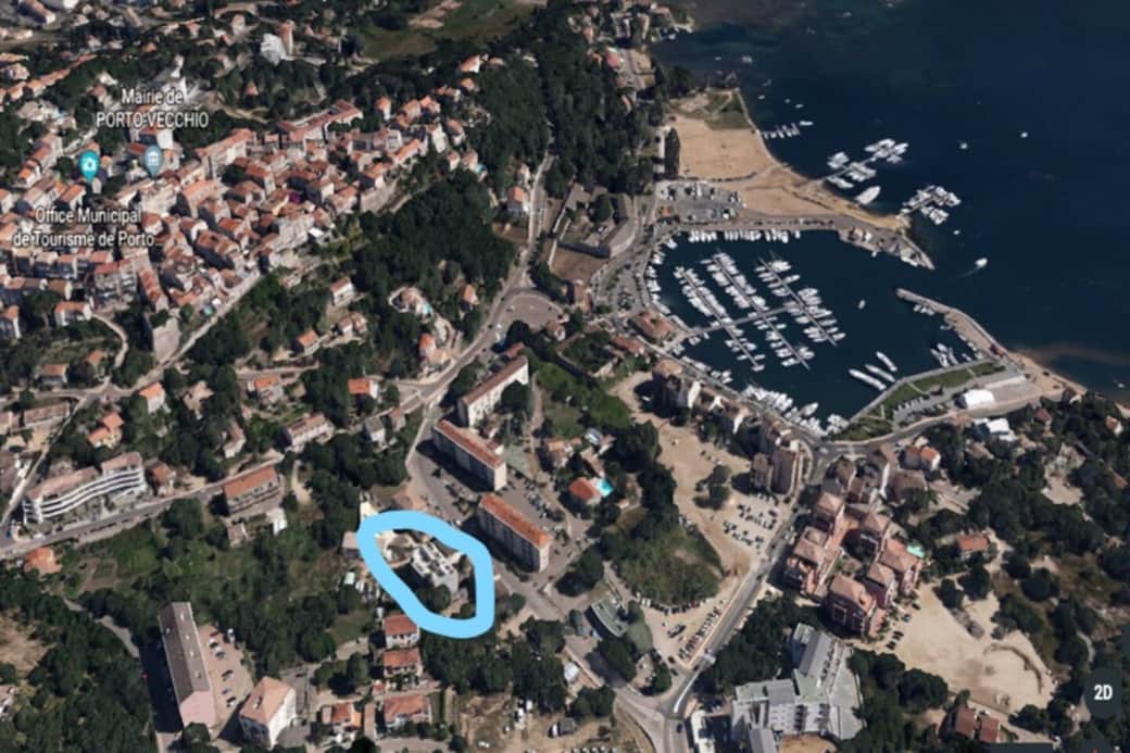 port et ces 12 restaurants a 150 metres, Supermarket a 300 metres , citadelle a 500 metres