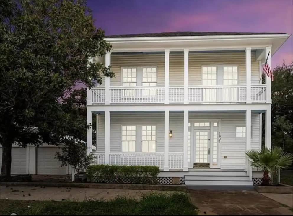 Galveston trolley and public bus access near White Magnolia Galveston vacation rental.