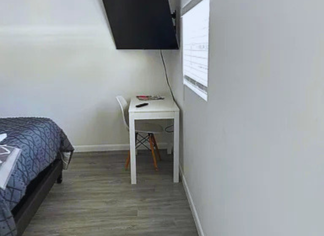 Smart TV, work desk & comfy chair for study or remote work. Lakeland, FL Smart TV, work desk & comfy chair for study or remote work. Lakeland, FL