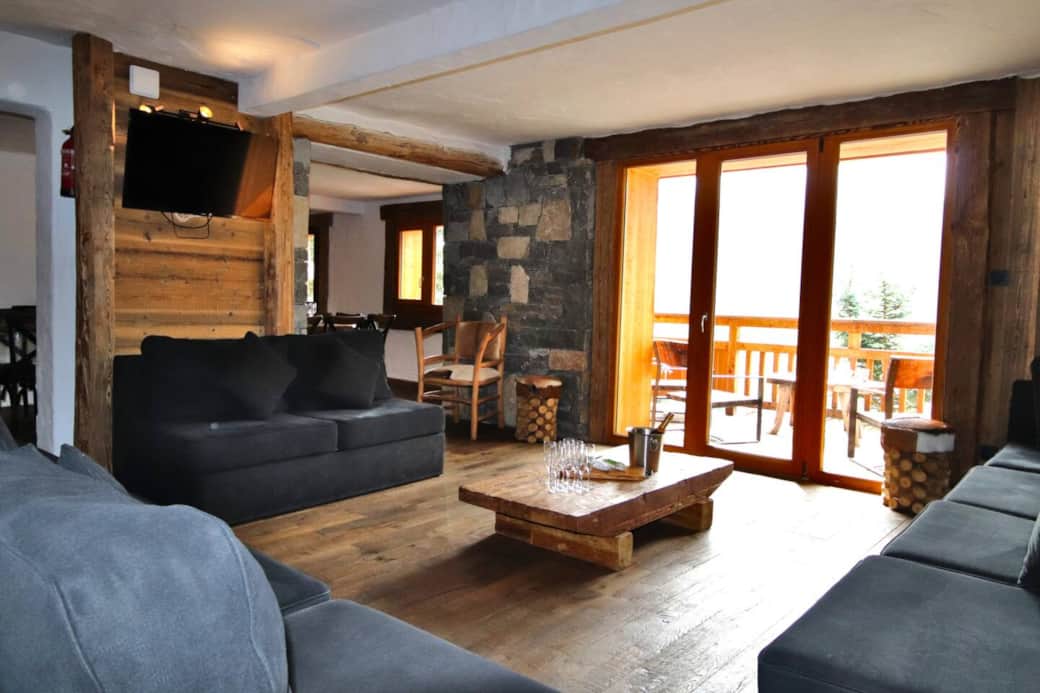 Le salon du chalet pour prendre l'apéritif tous ensemble. Plus loin, vous voyez la salle à manger et la terrasse. Le salon du chalet pour prendre l'apéritif tous ensemble. Plus loin, vous voyez la salle à manger et la terrasse.
