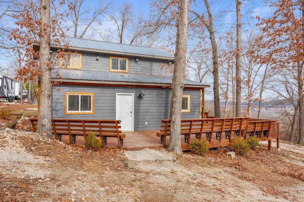Main entrance to cabin, with spacious deck for everyone!