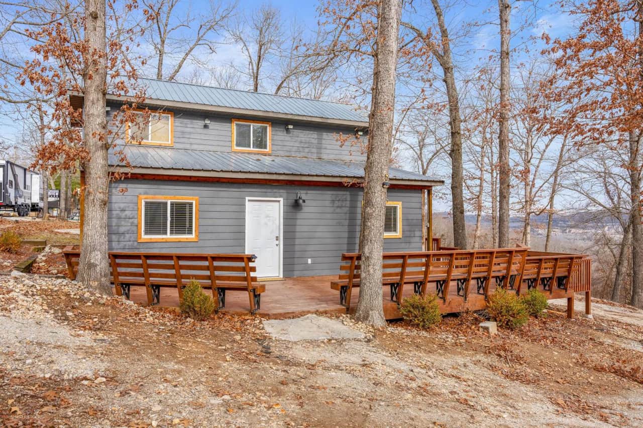 Main entrance to cabin, with spacious deck for everyone!