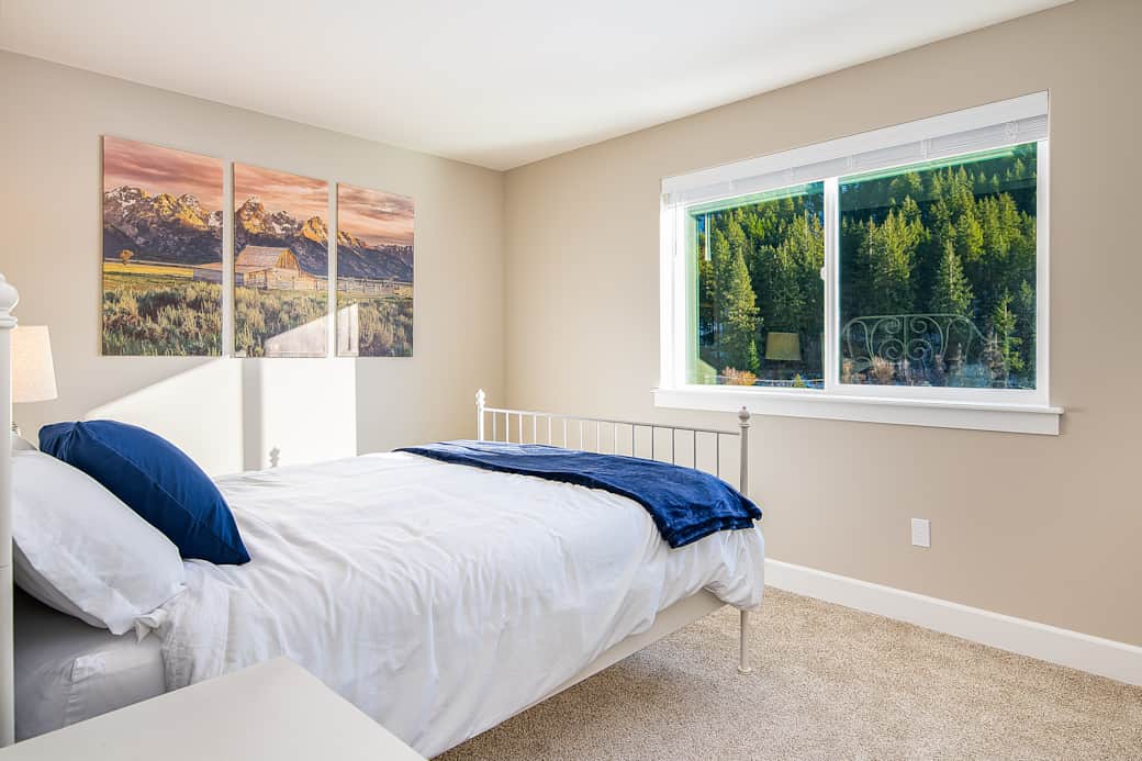 bedroom with queen