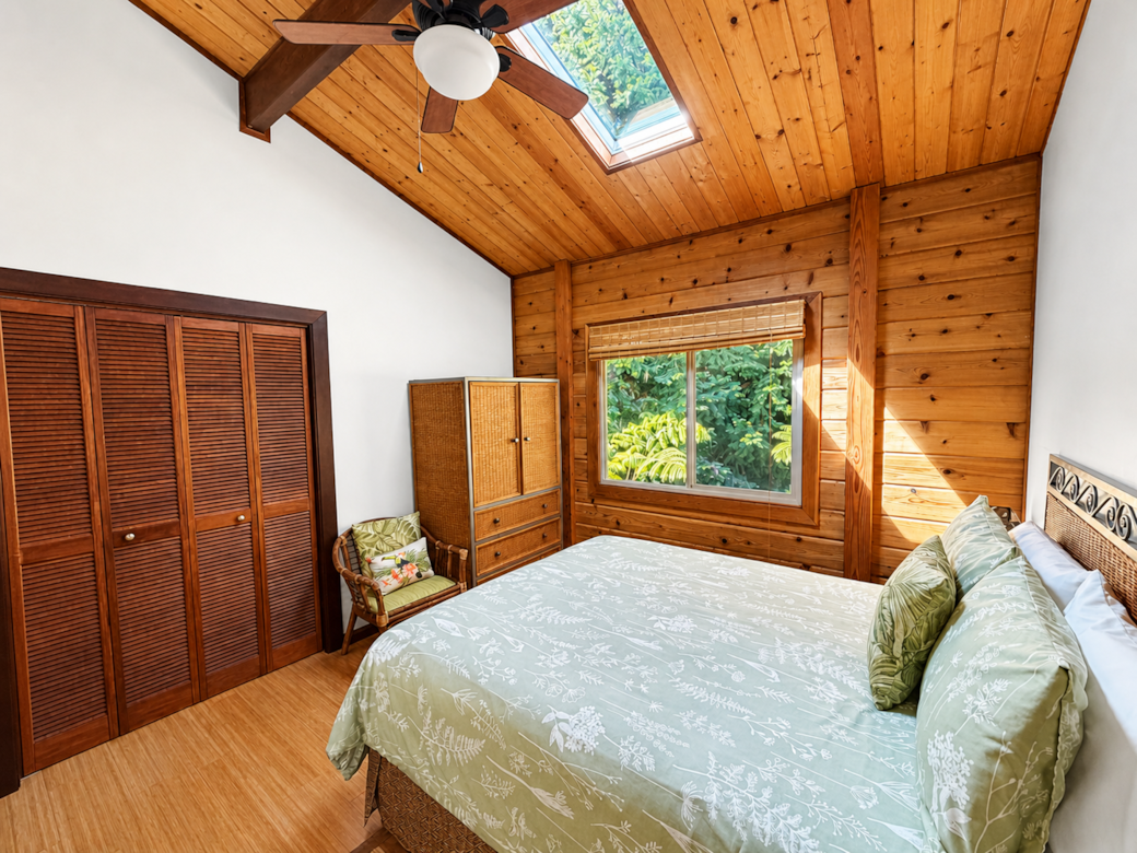 Bedroom 2: Queen Bed