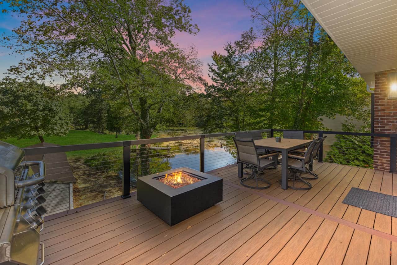 Outdoor Firepit – Waterfront Stay in Connecticut