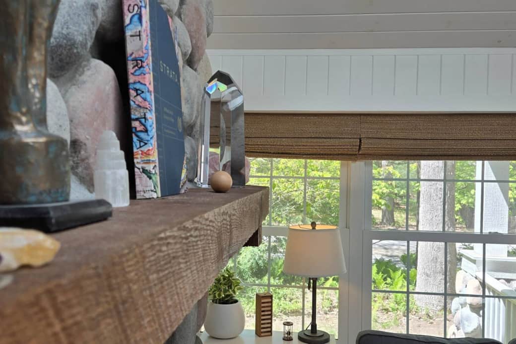 Crystals and plants for a calming atmosphere.