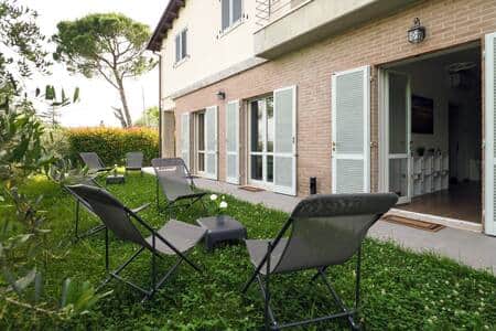 Splendido giardino privato attrezzato con sdraie.