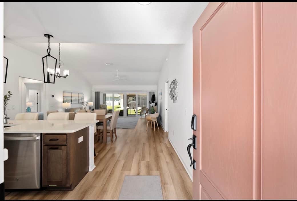 Front entry, direct kitchen access