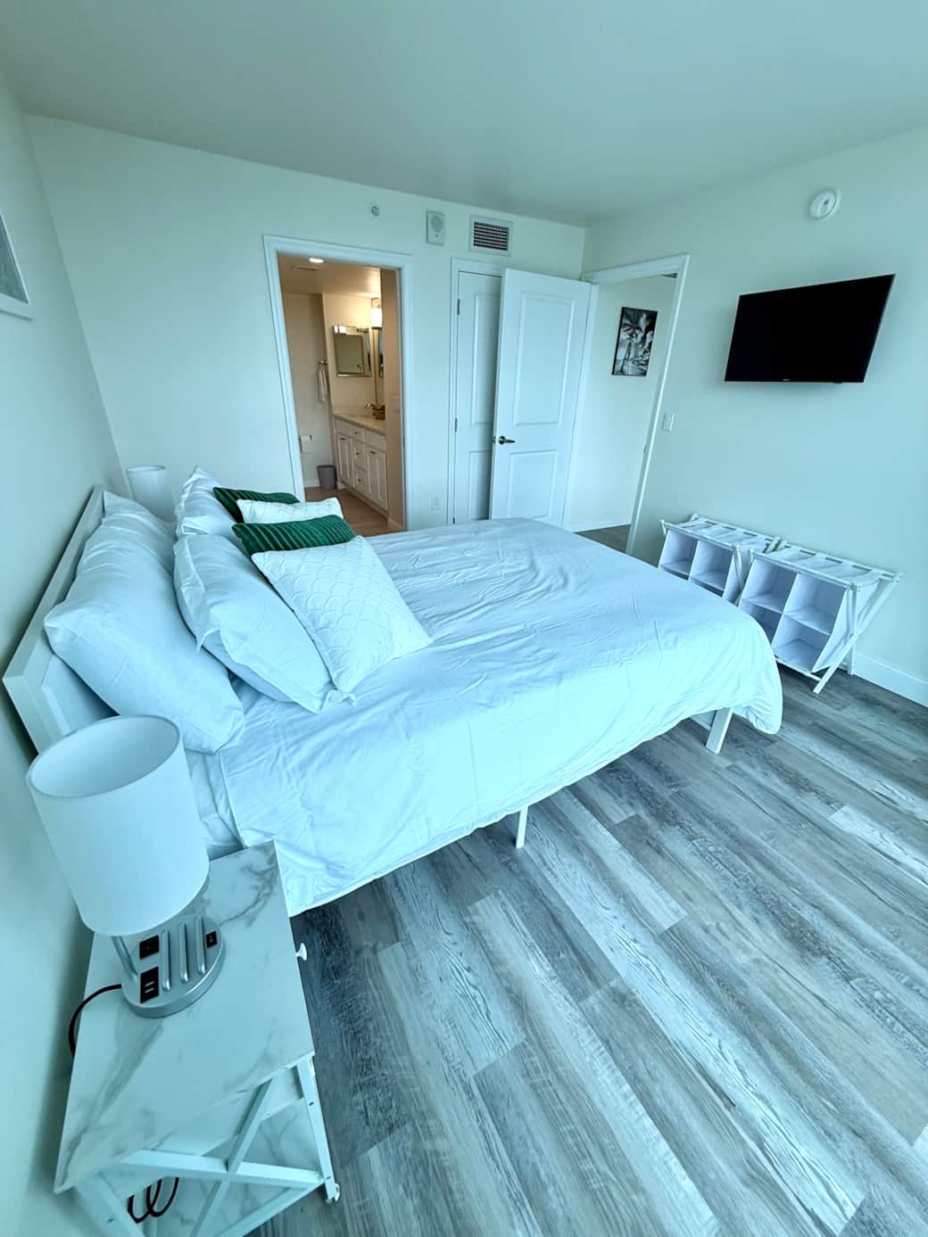 Bedroom Queen Bed + Smart TV