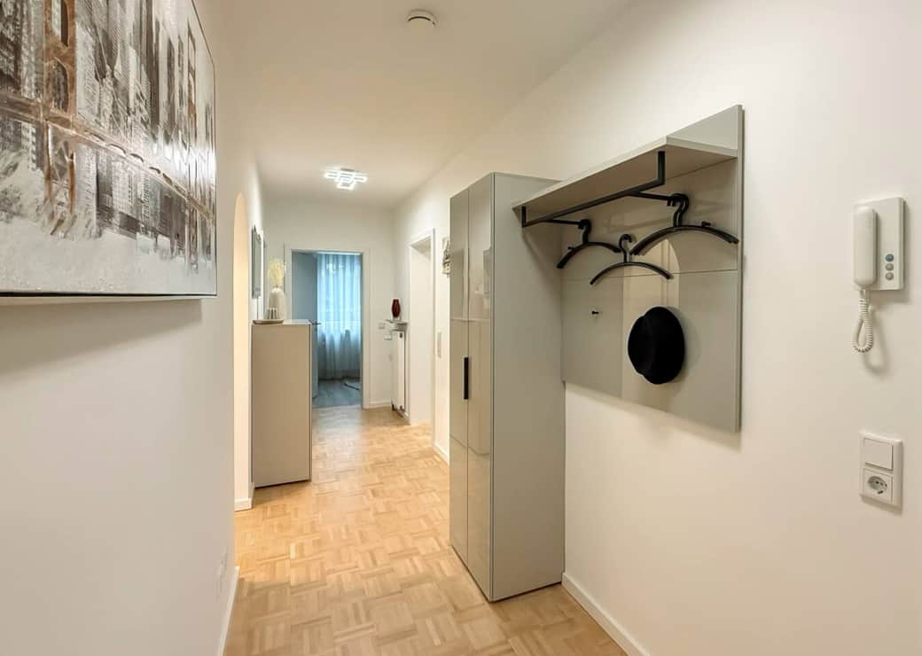 Flur mit Garderobe, Garderobenschrank und Schuhkommode, elektrischem Türöffner