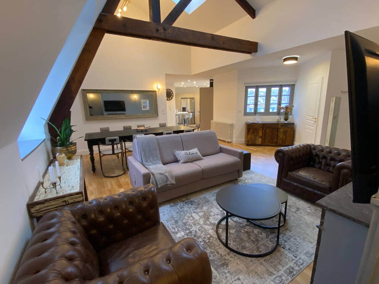 Salon et salle à manger avec grande hauteur sous plafond