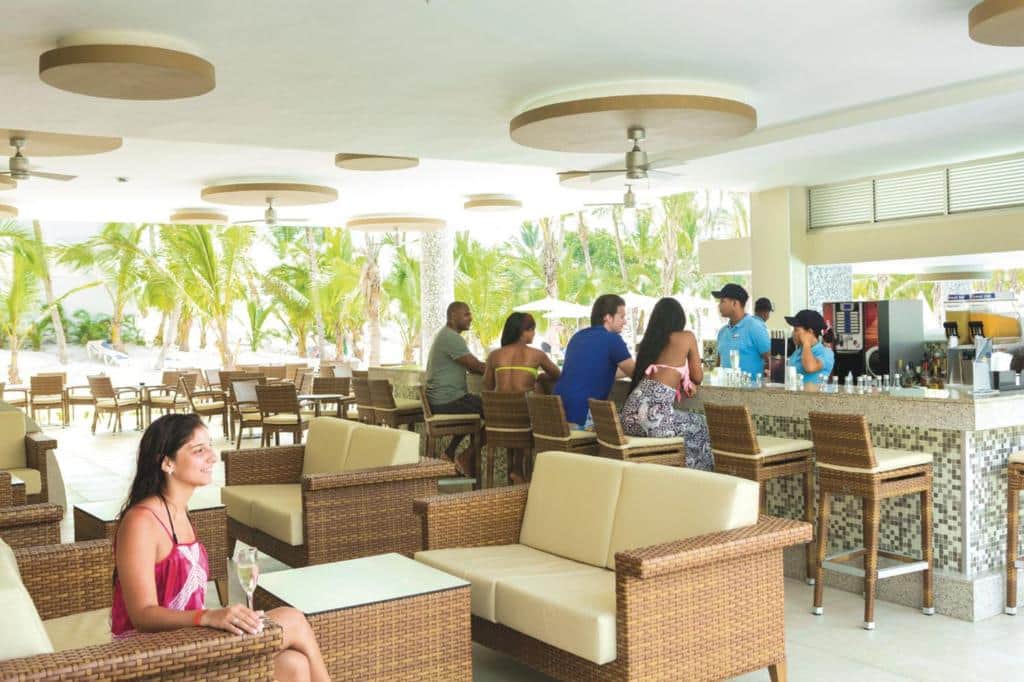 Bar abierto en Punta Cana hotel solo para adultos con tiquetes desde Medellín.jpg