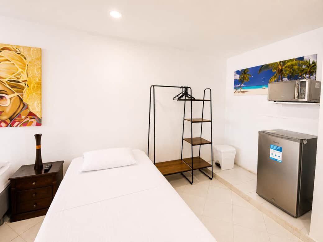 Lugar para poner ropa, mini nevera