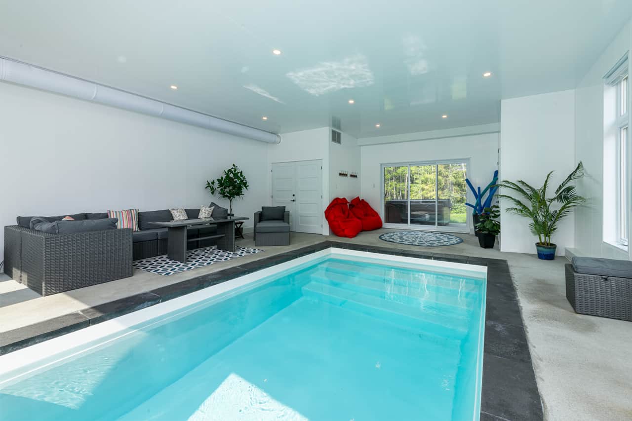 Piscine et coin salon