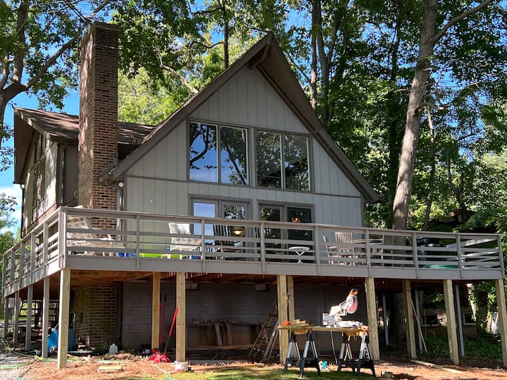 The railings have been replaced with black metal, vertical pickets (see other pics)