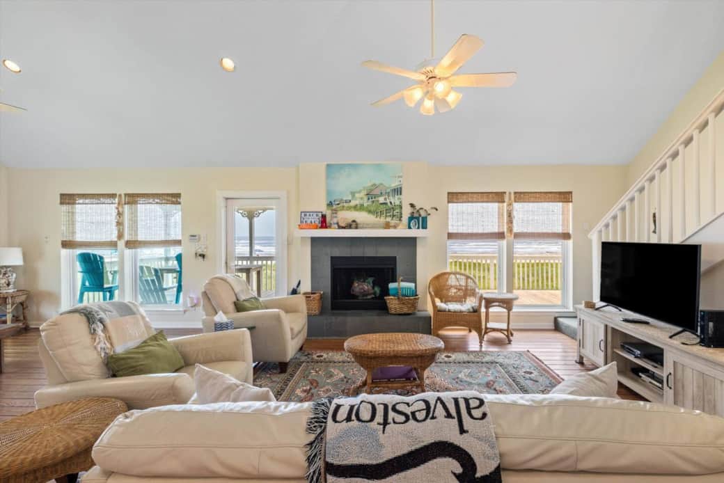 Main room with ocean view.