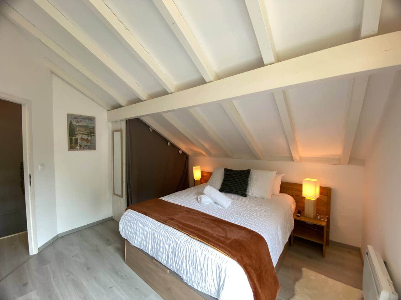 Draps doux et confortables ️, serviettes moelleuses  et matelas de qualité, tous de la marque locale Linvosges, pour un séjour cocooning tout en douceur ! 