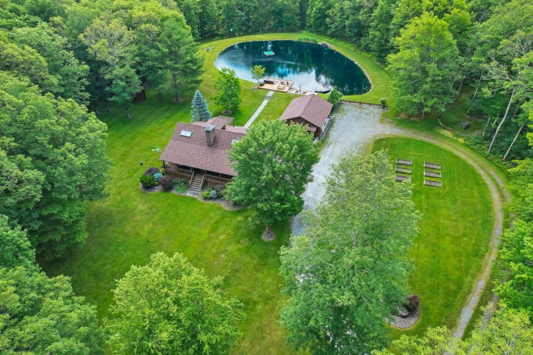 Wood cabin with private pond/lake and 14 acres of privacy, trails,5 min from charming town of Narrowsburg- on the Delaware river with excellent restaurants, galleries and shops.